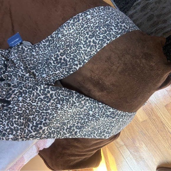 size 24 cheetah print jeans, brand new with tanks full length - Picture 3 of 3